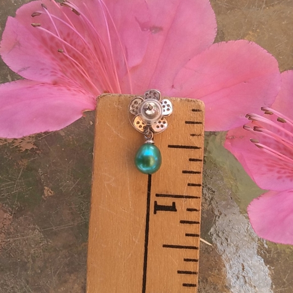 Beautiful emerald Color Pearl stud earrings - Picture 2 of 2